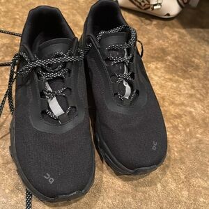 Oncloud monster women size 8 fits like 7